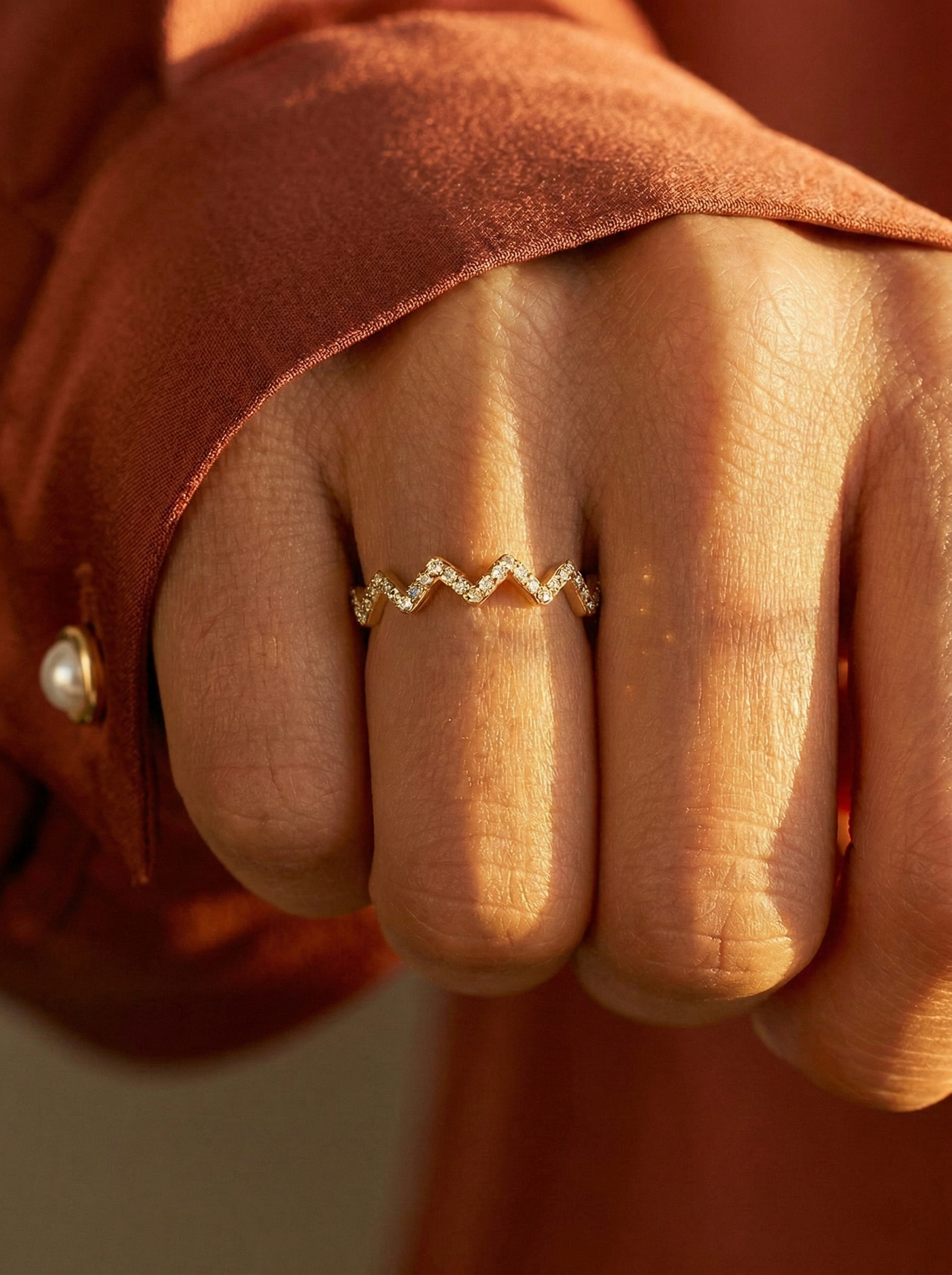 Anillo Zigzag con Piedras Preciosas