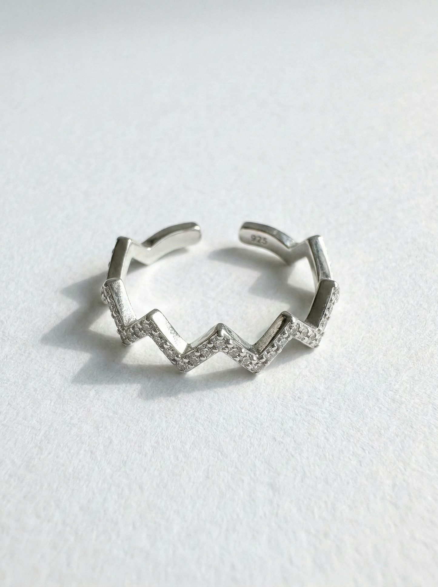 Anillo Zigzag con Piedras Preciosas