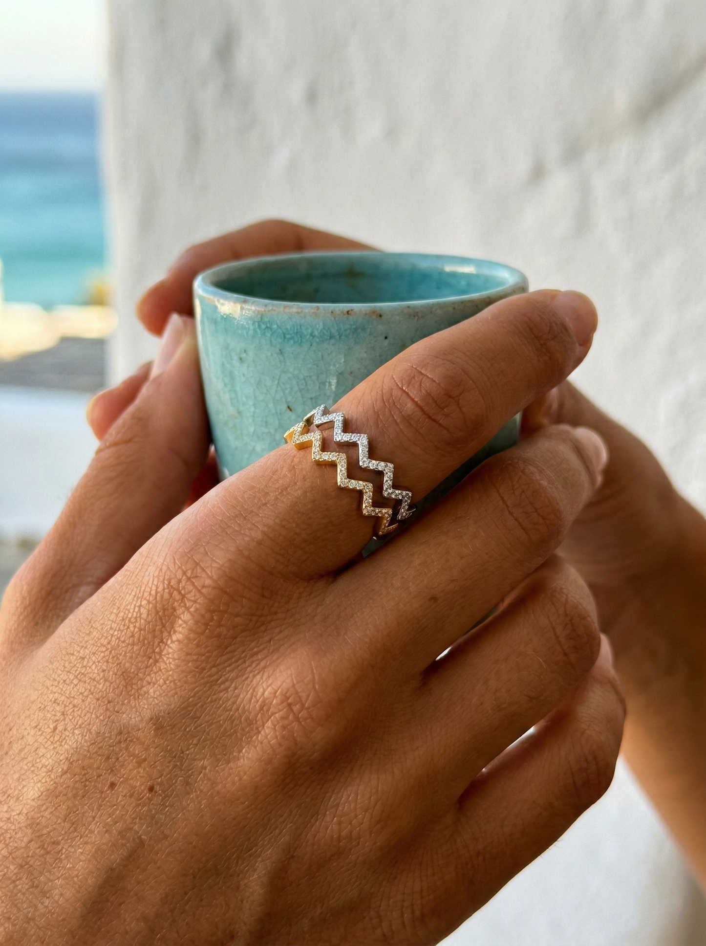 Anillo Zigzag con Piedras Preciosas