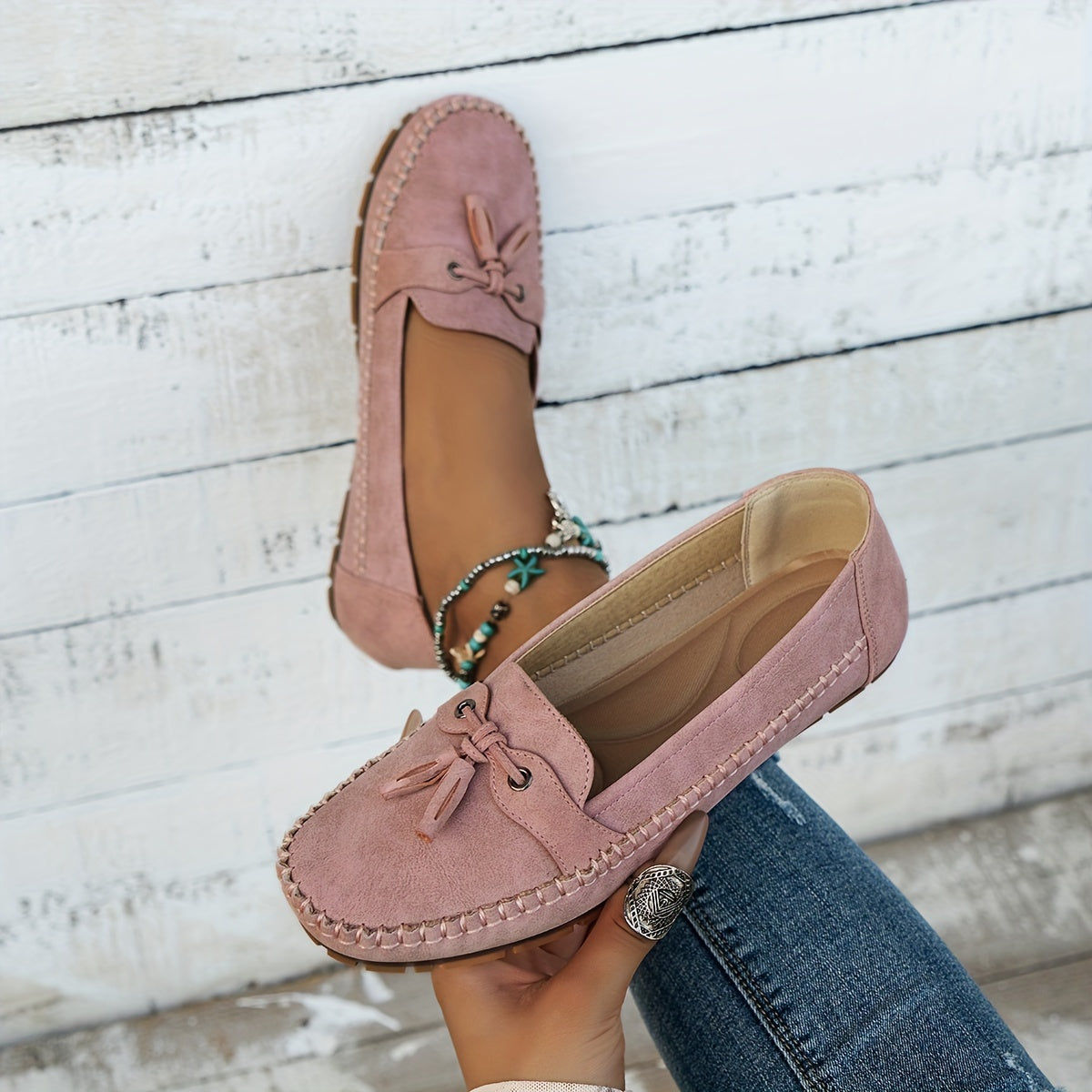 Mocasines Berta en rosa, detalle de las borlas