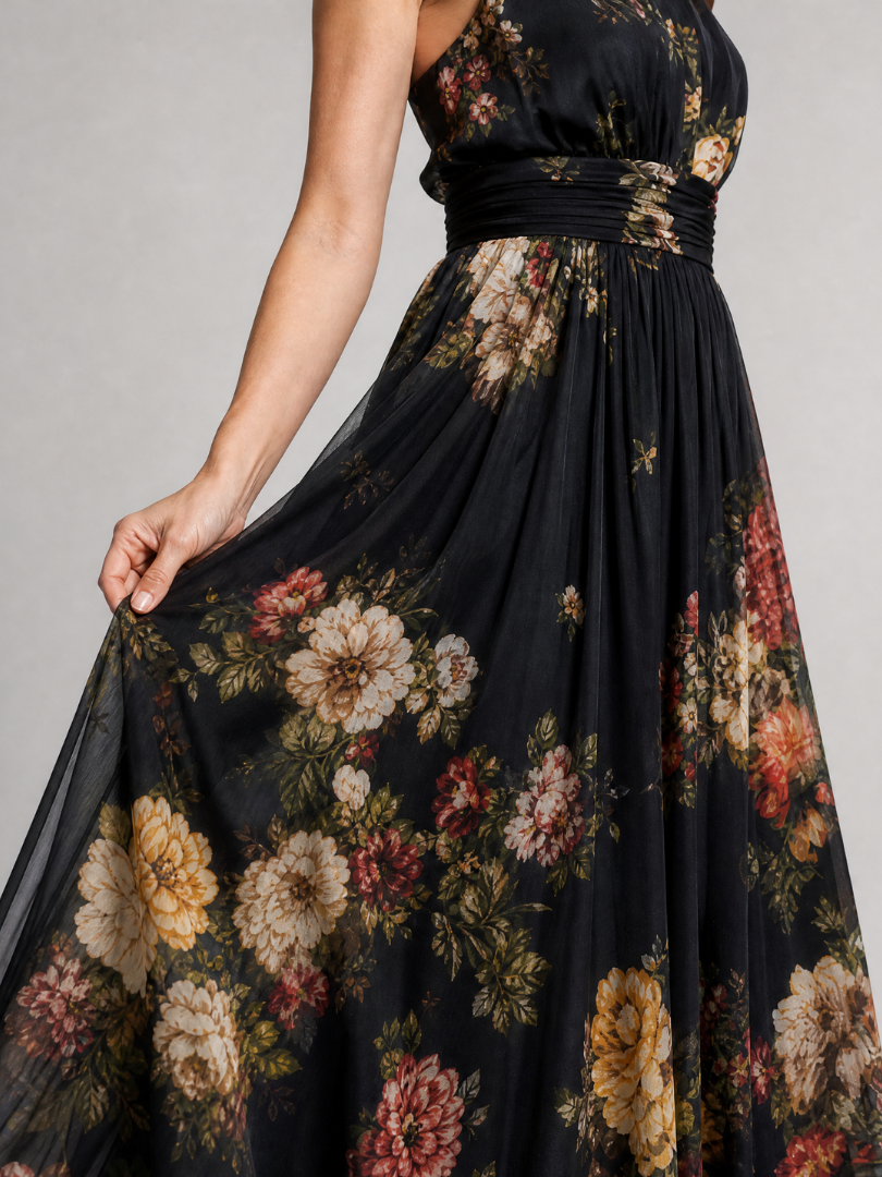 Vestido floral negro con cuello halter y cintura marcada, detalle del escote