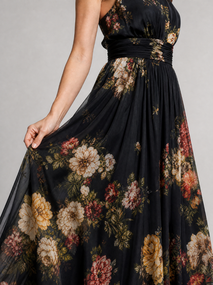 Vestido floral negro con cuello halter y cintura marcada, detalle del escote