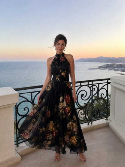 Vestido floral negro con cuello halter de Luna Sanz, look completo de cuerpo entero
