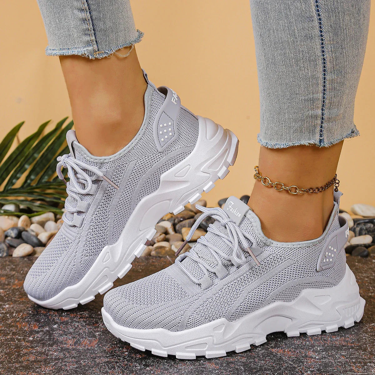 Zapatillas ergonómicas Ainara de Luna Sanz en look casual