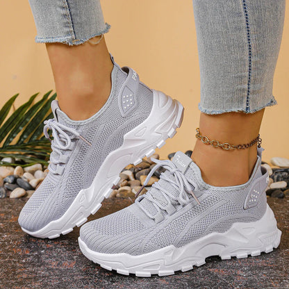 Zapatillas ergonómicas Ainara de Luna Sanz en look casual